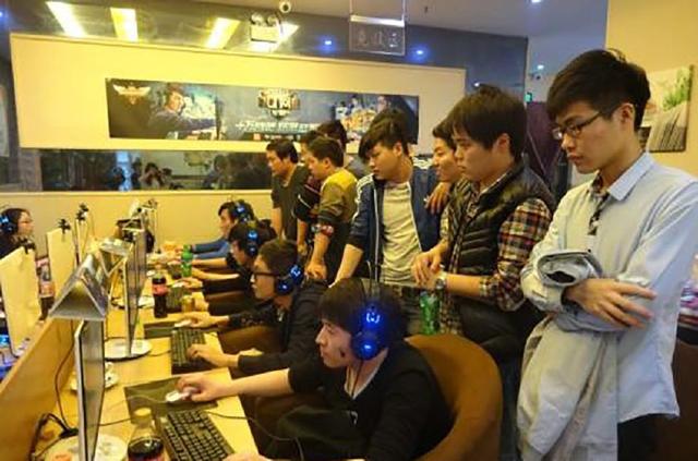 【视频】德杯预选赛芒果鱼队内讧队长遭踢出，UZI全程围观