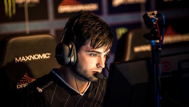 Kanavi 的肥胖Fuyego在中期失误，最终做出了贡献。 Anyone's Legend 冲动地发起了一场团战，被 Top Esports 扳平了比分。